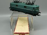 un petit train exposé dans une boîte transparente