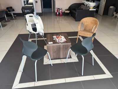 trois chaises et une table basse au milieu d'une pièce