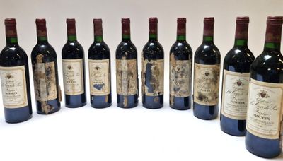 plusieurs bouteilles de vin sont alignées dans une rangée