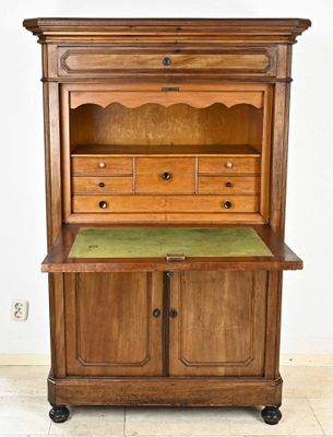 une vieille commode en bois avec des tiroirs et un plateau vert