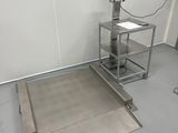 une machine posée à même le sol dans une pièce
