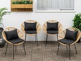 trois chaises et une jardinière sur une terrasse, avec une fenêtre en arrière-plan