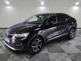 Le nouveau SUV Renault Kad est garé dans un showroom.