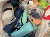un sac en plastique rempli de divers objets, posé par terre