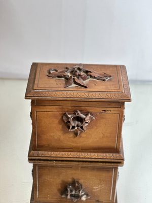 deux boîtes en bois posées sur une table, sur fond blanc