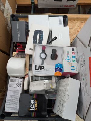 une boîte remplie d'appareils électroniques posée sur une table