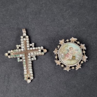 deux broches en forme de croix sur lesquelles figurent les portraits d'une femme et d'un enfant