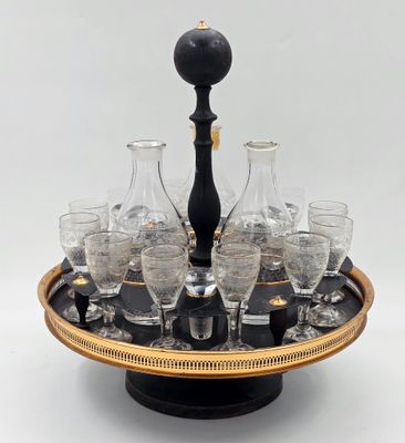 un plateau sur lequel sont posés de nombreux verres à vin