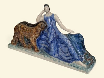 une figurine représentant une femme assise sur un banc avec un chien