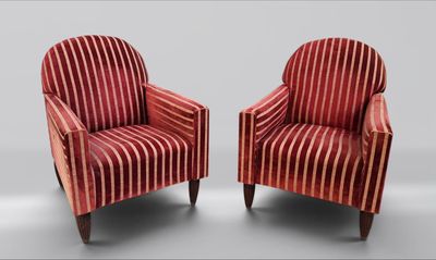 deux chaises à rayures rouges placées l'une à côté de l'autre sur une surface grise