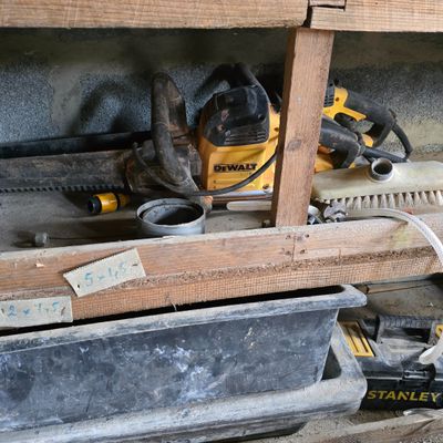 une photo montrant une pile d'outils posés sur une étagère
