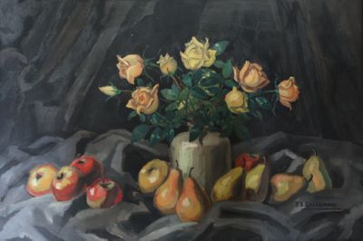 un tableau représentant un vase rempli de roses et de poires posé sur une table