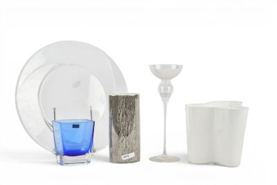 une assiette blanche, un verre bleu et un bougeoir