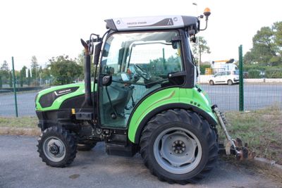 un tracteur vert garé sur le bord de la route
