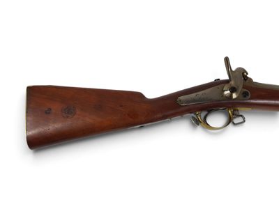 un vieux fusil au canon en bois et aux garnitures en laiton