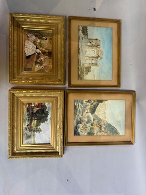trois tableaux encadrés représentant une femme et un enfant, accrochés au mur