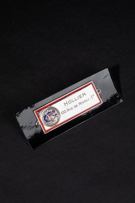 une image représentant un badge nominatif sur fond noir