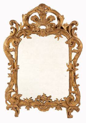 un miroir posé sur une surface blanche