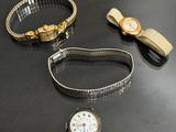 Deux montres et un bracelet sont posés sur une table