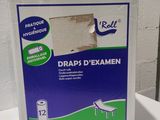 une boîte de rouleaux de papier toilette posée sur une table