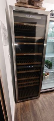 une photo d'un refroidisseur à vin dans une cuisine