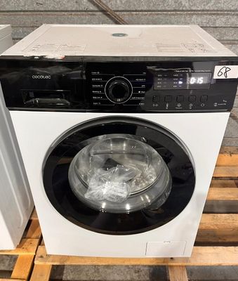 une machine à laver blanche posée sur une palette en bois