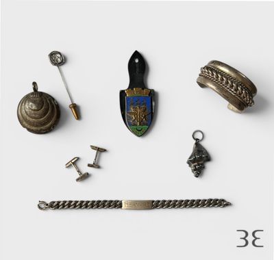une photo d'une collection de bijoux posés sur une surface blanche