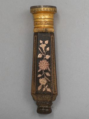 un vase noir et doré orné de fleurs