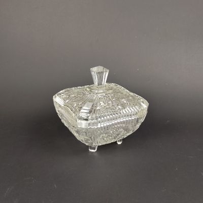 Bonbonnière en verre moulé à décor de motifs géométriques H.
