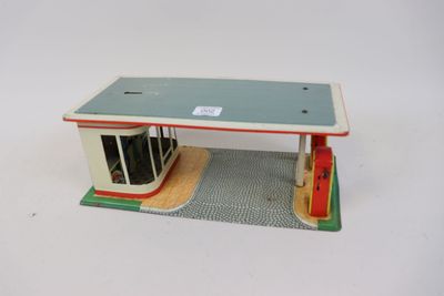 une petite maquette de station-service posée sur une table