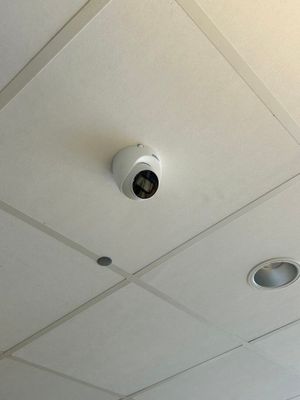 deux caméras fixées au plafond d'une pièce