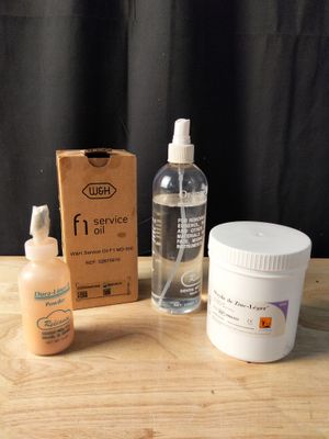 une bouteille de liquide, un tube de dentifrice et un tube de dentifrice posés sur une table