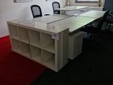 un bureau blanc avec une chaise noire et un tapis rouge