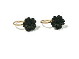 paire de boucles d'oreilles noires en forme de fleur, sur fil plaqué or