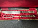 deux couteaux et un couteau dans une boîte rouge