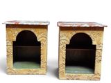 paire de bibliothèques en bois sculpté ornées de motifs rouges et jaunes