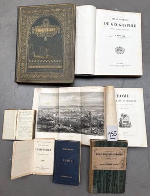 plusieurs vieux livres sont posés sur une table les uns à côté des autres