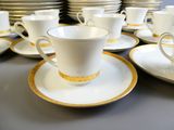 beaucoup de tasses et de soucoupes sur la table