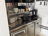 une cuisine équipée d'une cuisinière et d'un lave-vaisselle