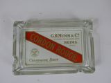 un ancien étui à cigarettes en verre sur lequel est apposée une étiquette