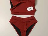 un bikini rouge avec un bas noir et un bas noir