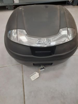 l'image d'une voiture garée dans un garage