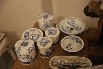 de nombreuses assiettes et tasses bleues et blanches sur la table