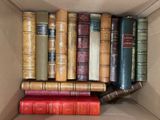 une boîte remplie de vieux livres posée sur une table