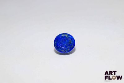 un gros plan d'une pierre bleue posée sur une surface blanche