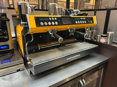 machine à café jaune et noire posée sur un comptoir dans une cuisine