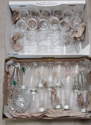 une boîte de verres à vin vides posée par terre