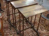 plusieurs tables et chaises dans une pièce où il y a un tapis au sol