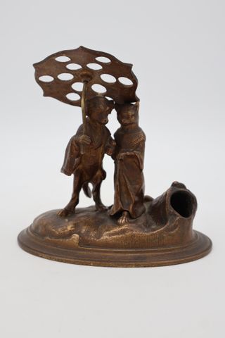 Encrier en bronze patine médaille figurant un chien et chat sous ...
