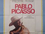 une vieille affiche de cinéma représentant un homme coiffé d'un chapeau et torse nu